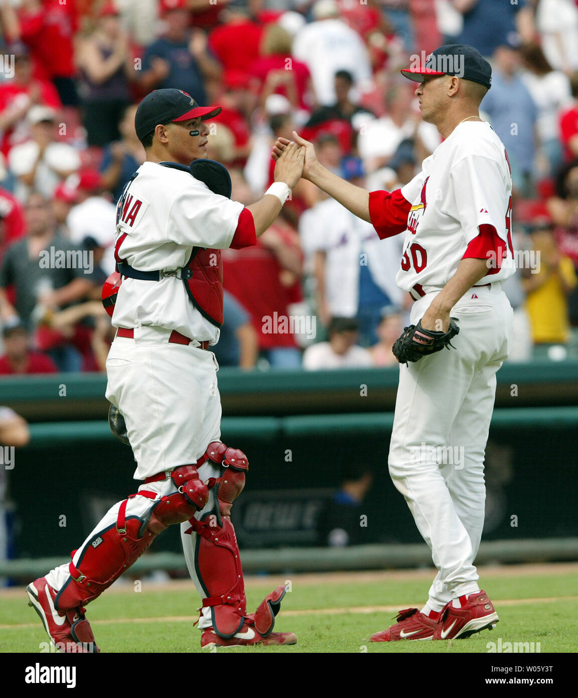 St. Louis Cardinals Julian Tavarez (R) gratuliert von Catcher Yadier Molina, nachdem die Kardinäle die New York Mets, 6-2 am Busch Stadium in St. Louis am 8. August 2004 besiegt. Die red hot Kardinäle sind jetzt 72-38 für die Saison. (UPI Foto/Rechnung Greenblatt) Stockfoto