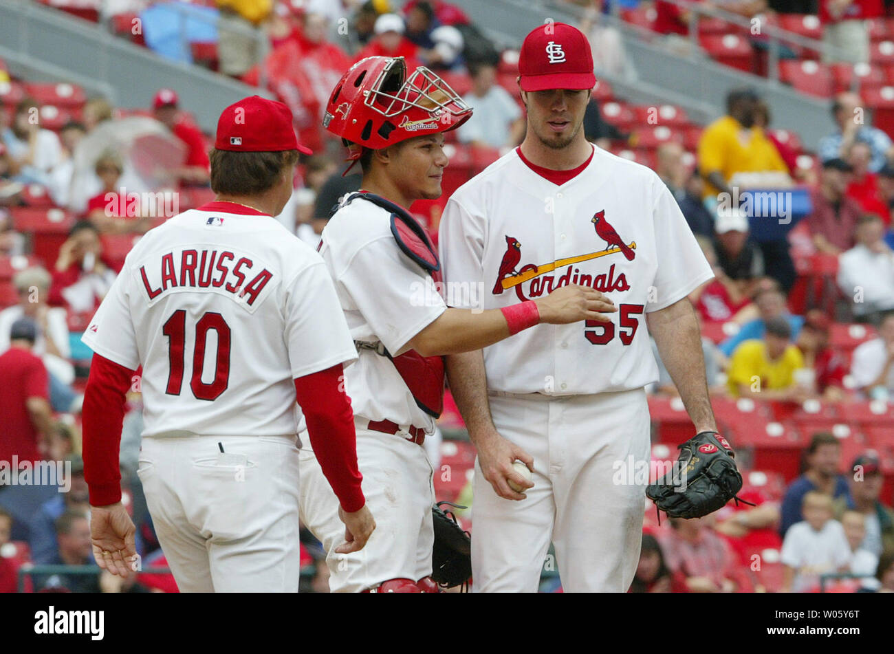 St. Louis Cardinals Krug Danny Haren (R) erhält einen Klaps auf die Brust von Catcher Yadier Molina als Manager Tony LaRussa kommt der Baseball im siebten Inning gegen die Pittsburgh Pirates am Busch Stadium in St. Louis am 20. August 2004. Haren war unten zu AAA Memphis nach seinem zweiten Saisonsieg. (UPI Foto/Rechnung Greenblatt) Stockfoto