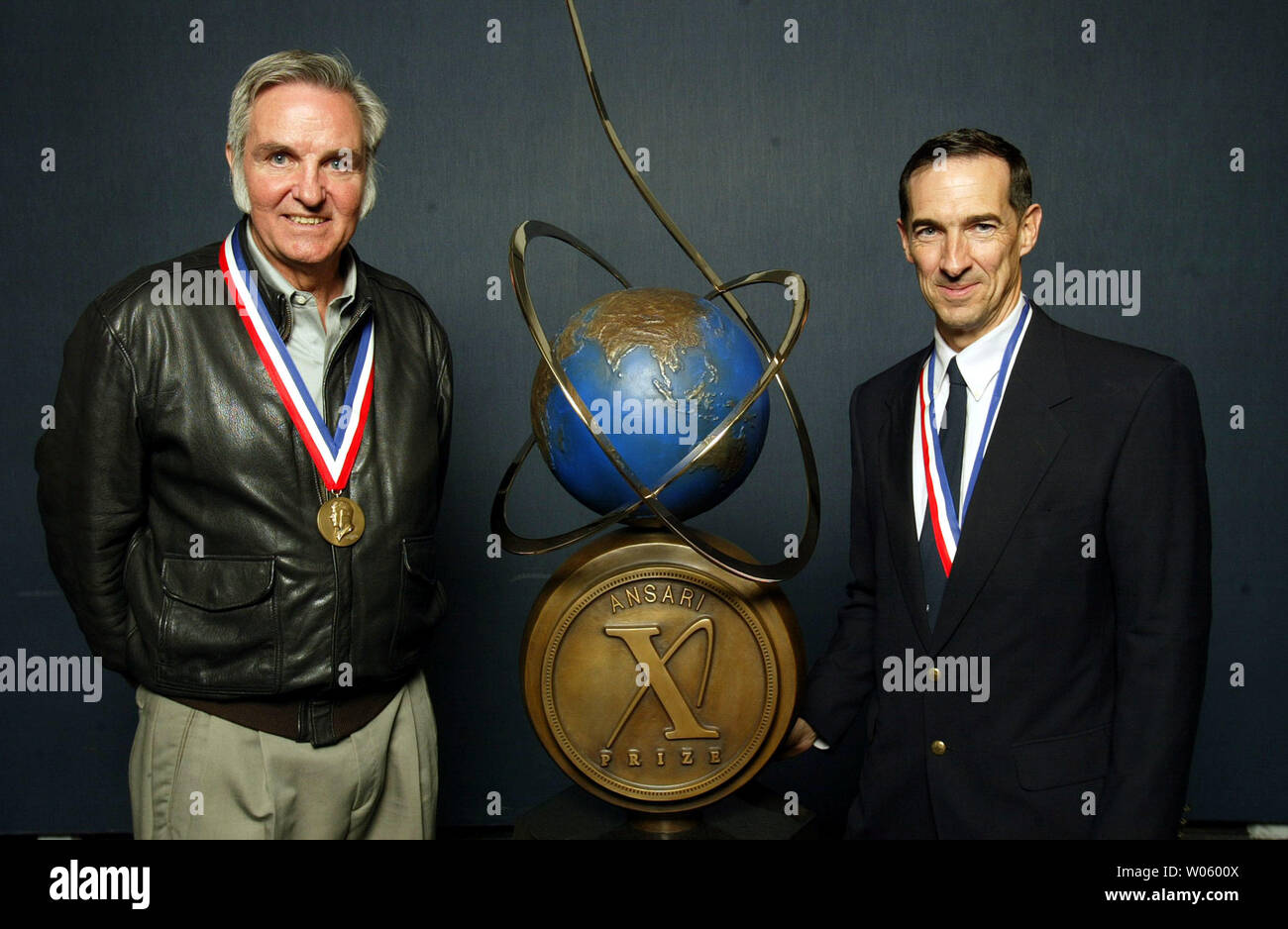 Raumschiff ein Konstrukteur Burt Rutan (L) und Raumschiff ein Pilot Brian Binnie, posieren mit den Ansari X-Prize Trophäe bei einem Empfang im St. Louis Science Center in St. Louis am 5. November 2004. Ihr Team, die Scaled Composites, LLC, gewann die 10 Mio. $ X Prize, nachdem er zwei bemannte Flüge zu einer Entfernung von 62 Meilen in den Weltraum, innerhalb von 14 Tagen. (UPI Foto/Rechnung Greenblatt) Stockfoto