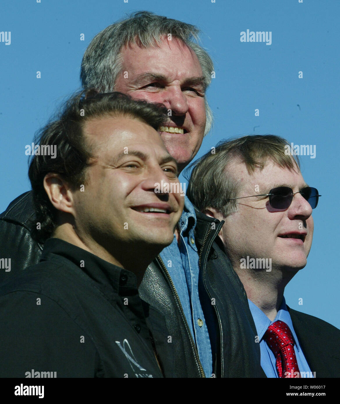 Gewinner der Ansari X-Prize, (L, R) Dr. Peter Diamandis, Burt Rutan und Paul Allen, Lächeln, nachdem mit 10 Mio. $ Check für ihren Einsatz während der X Preisverleihung des Science Center in St. Louis am 6. November 2004 vorgestellt werden. Die siegreiche Mannschaft von Scaled Composites, LLC., erfolgreich gebaut, ein Raumfahrzeug und bemannten Flug zweimal innerhalb einer Woche auf eine Entfernung von 62 Meilen in den Weltraum. (UPI Foto/Rechnung Greenblatt) Stockfoto