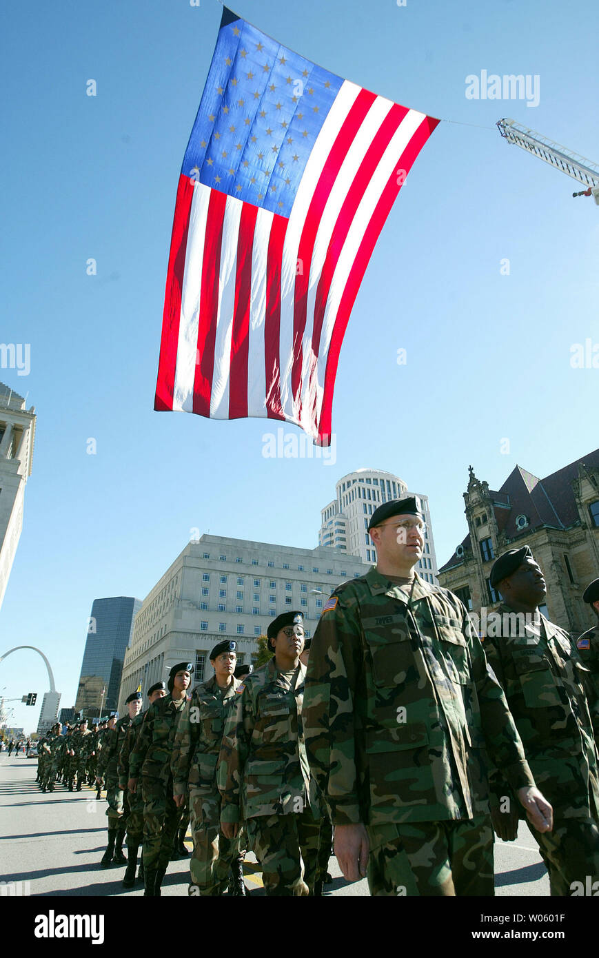 Mitglieder der US-Armee März unten Markt Straße während der jährlichen St. Louis Veterans Day Parade in der Innenstadt von St. Louis am 6. November 2004. (UPI Foto/Rechnung Greenblatt) Stockfoto