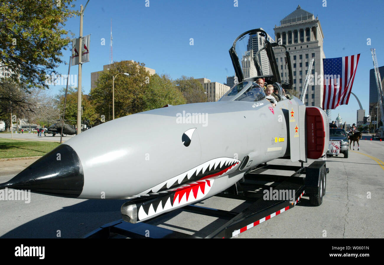 Jim Indelicato und seine drei Jahre alten Enkel Zackery, Fahrt in einem F4E Phantom Jet, wie er in der St. Louis Veterans Day Parade in der Innenstadt von St. Louis abgeschleppt am 6. November 2004. (UPI Foto/Rechnung Greenblatt) Stockfoto