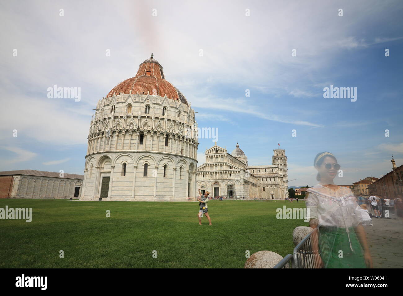 Pisa, Toskana, Italien. 21.06.2019. Piazza dei Miracoli in Pisa. Menschen fotografieren der Denkmäler und der Schiefe Turm. Stockfoto