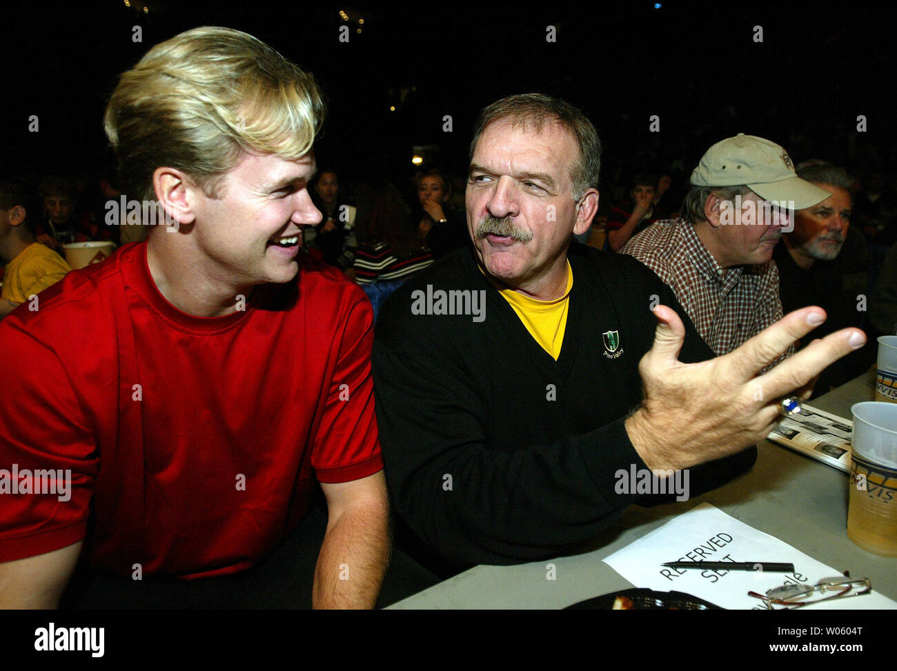 Sender und Football Hall of Famer Dan Dierdorf (R) hält St. Louis Blues Verteidiger Chris Pronger in stiches wie die beiden Watch die Budweiser Pistolen und Schläuche Boxkampf am Savvis Center in St. Louis am 24. November 2004. Die jährliche Veranstaltung spiele Bereich Feuerwehrmänner gegen Bereich Polizeibeamte in einer Bemühung, Geld für die Backstoppers Organisation zu erhöhen, ein Fonds, unterstützt die Familien der Polizisten und Feuerwehrleute, die in der Linie der Aufgabe getötet. (UPI Foto/Rechnung Greenblatt) Stockfoto