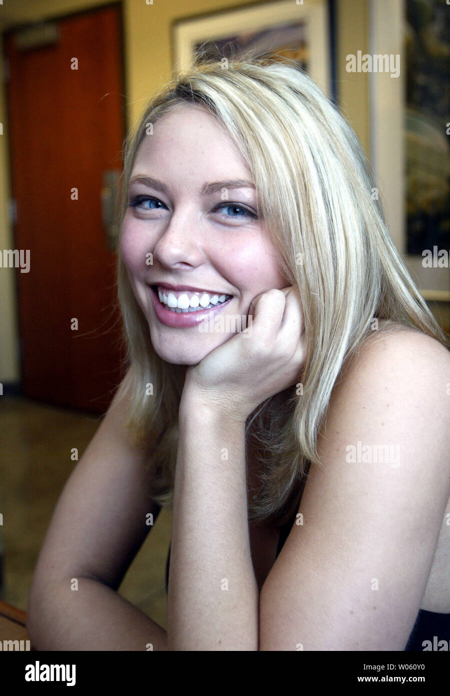 Die Zeitschrift Playboy Miss März Jillian Grace Lächeln für ein Foto wie Sie wartet eine Erscheinung in Kirkwood, MO am 26. Februar 2005 zu machen. Gnade, (19) in der Nähe von Washington, MO, wurde am Motorrad Händler posieren für Fotos mit den Erträgen, zu chairty. (UPI Foto/Rechnung Greenblatt) Stockfoto