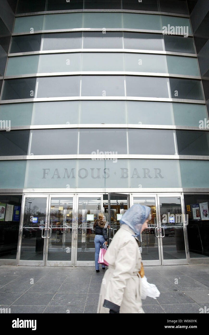 Kunden kommen und von der berühmten und Barr Kaufhaus in der Galleria in Richmond Heights, Mo gehen nach der Nachricht, dass Federated Department Stores Inc. kaufen mag Abteilung Speicher wird für $ 11 Mrd. in bar und Aktien auf Febreuary 28, 2005. Mai wird in St. Louis auf und arbeitet Berühmt und Barr, Lord und Taylor und Marshall Fields speichert, Föderierte ist in Cincinnati auf und arbeitet Macy's und Bloomingdale's. (UPI Foto/Rechnung Greenblatt) Stockfoto