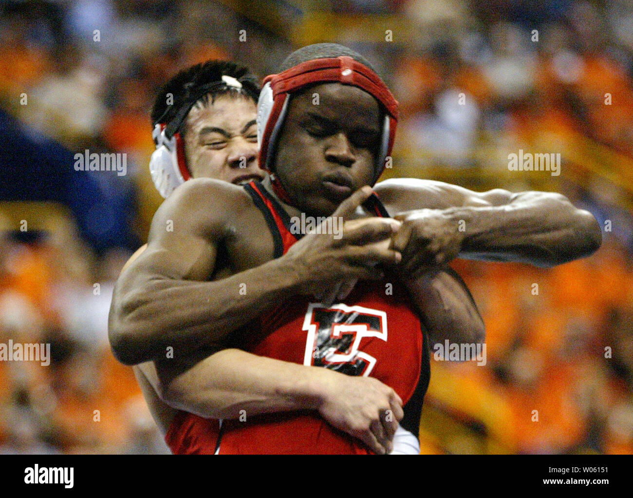 Shawn Bündel Edinboro versucht, die halten, dass Travis Lee der Cornell auf ihn während ihrer 133 Gewicht Class Championship Match hat im Finale von 2005 NCAA Division 1 Wrestling Meisterschaften am Savvis Center in St. Louis zu lösen, am 19. März 2005. Lee gewann das Match mit 6:3. (UPI Foto/Rechnung Greenblatt) Stockfoto
