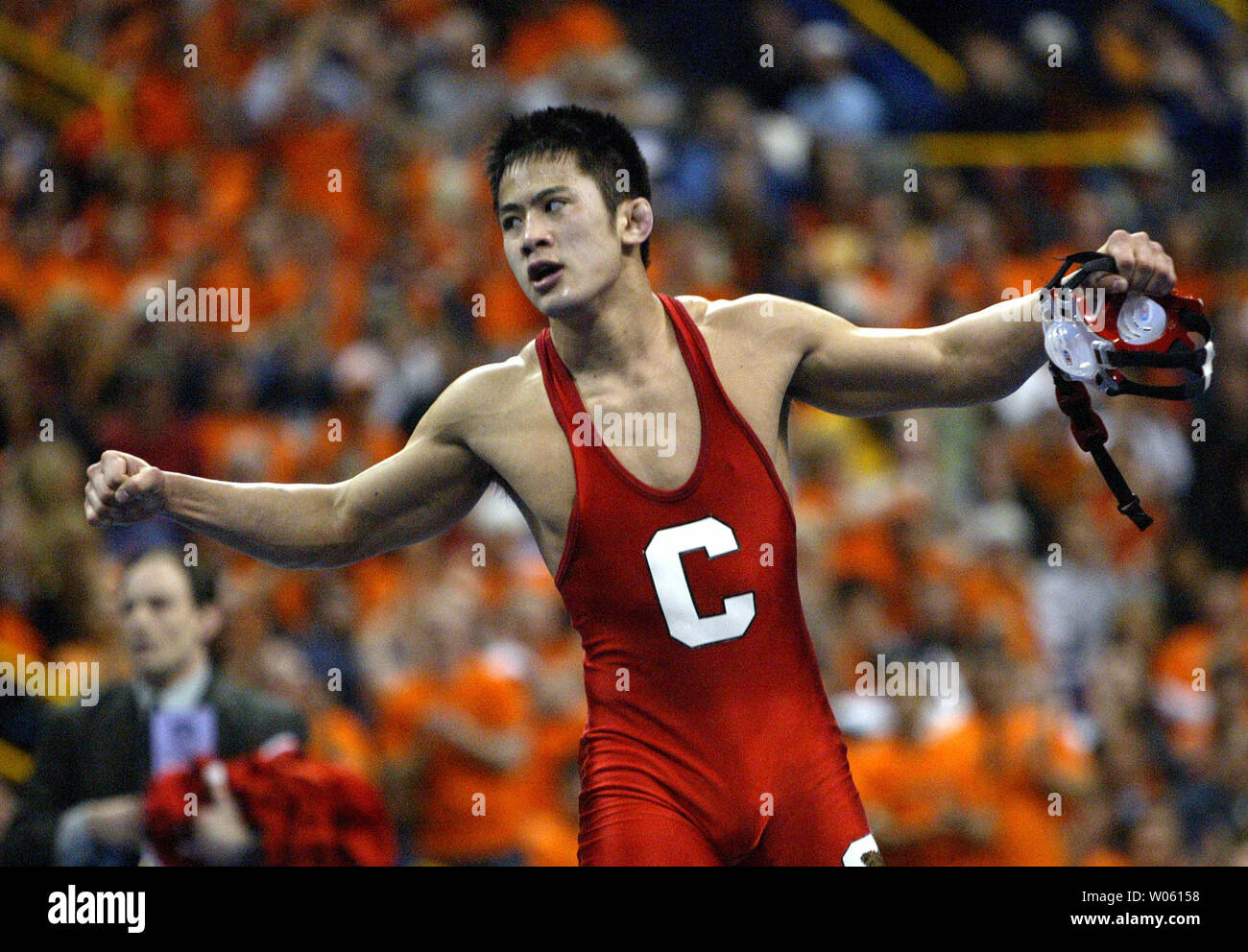 Travis Lee der Cornell läuft rund um die Matte nach dem Sieg über Shawn Bündel Edinboro während Ihrer 133 Gewicht Class Championship Match im Finale von 2005 NCAA Division 1 Wrestling Meisterschaften am Savvis Center in St. Louis, am 19. März 2005. Lee gewann das Match mit 6:3. (UPI Foto/Rechnung Greenblatt) Stockfoto