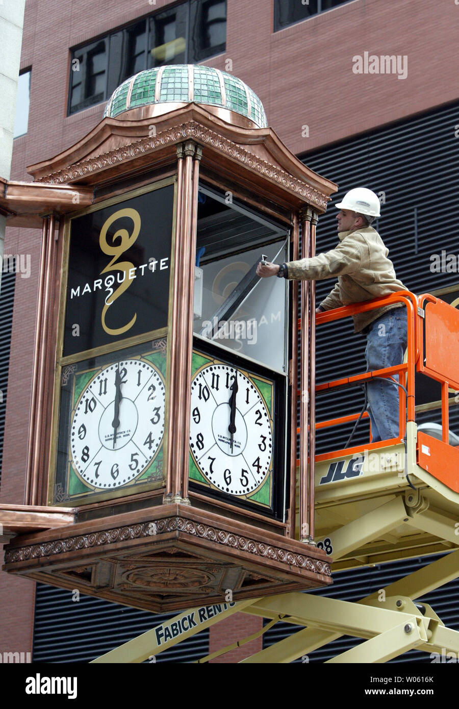 Greg Kutz von Elemente von Greg von Beaufort, MO entfernt einen Metallträger von innen eine große 80-jährige Uhr bei re-installation auf der Marquette Gebäude in der Innenstadt von St. Louis am 21. März 2005. Die 2000-Pfund original McClintock clock vor etwa drei Monaten wurde entfernt und hat zu einem Preis von $ 30 Tausend wieder aufgebaut worden. (UPI Foto/Rechnung Greenblatt) Stockfoto