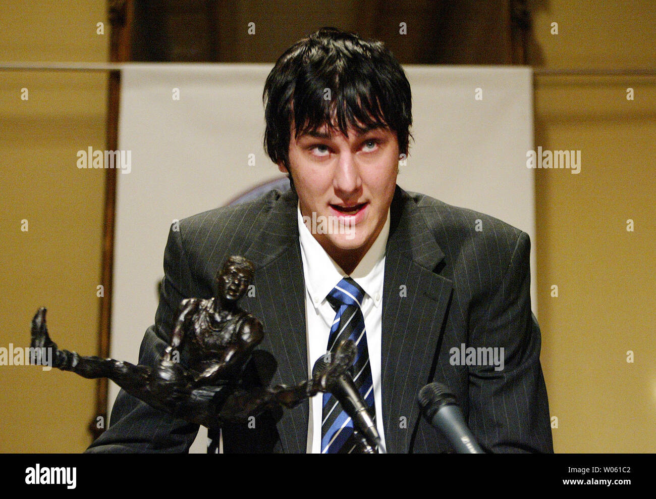 Andrew Bogut von der Universität von Utah akzeptiert die Oscar Robertson Trophäe für die College Spieler des Jahres durch die USA Basketball Schriftstellerverbandes während einer Auszeichnungen Frühstück am Missouri Athletic Club in St. Louis gegeben am 1. April 2005 ausgewählt. Die 7-Fuß sophomore Center Leitung die Nation mit 26 Doppelzimmer - Doppelte diese Jahreszeit und wird die 2005 NBA Draft geben in diesem Jahr. (UPI Foto/Rechnung Greenblatt) Stockfoto