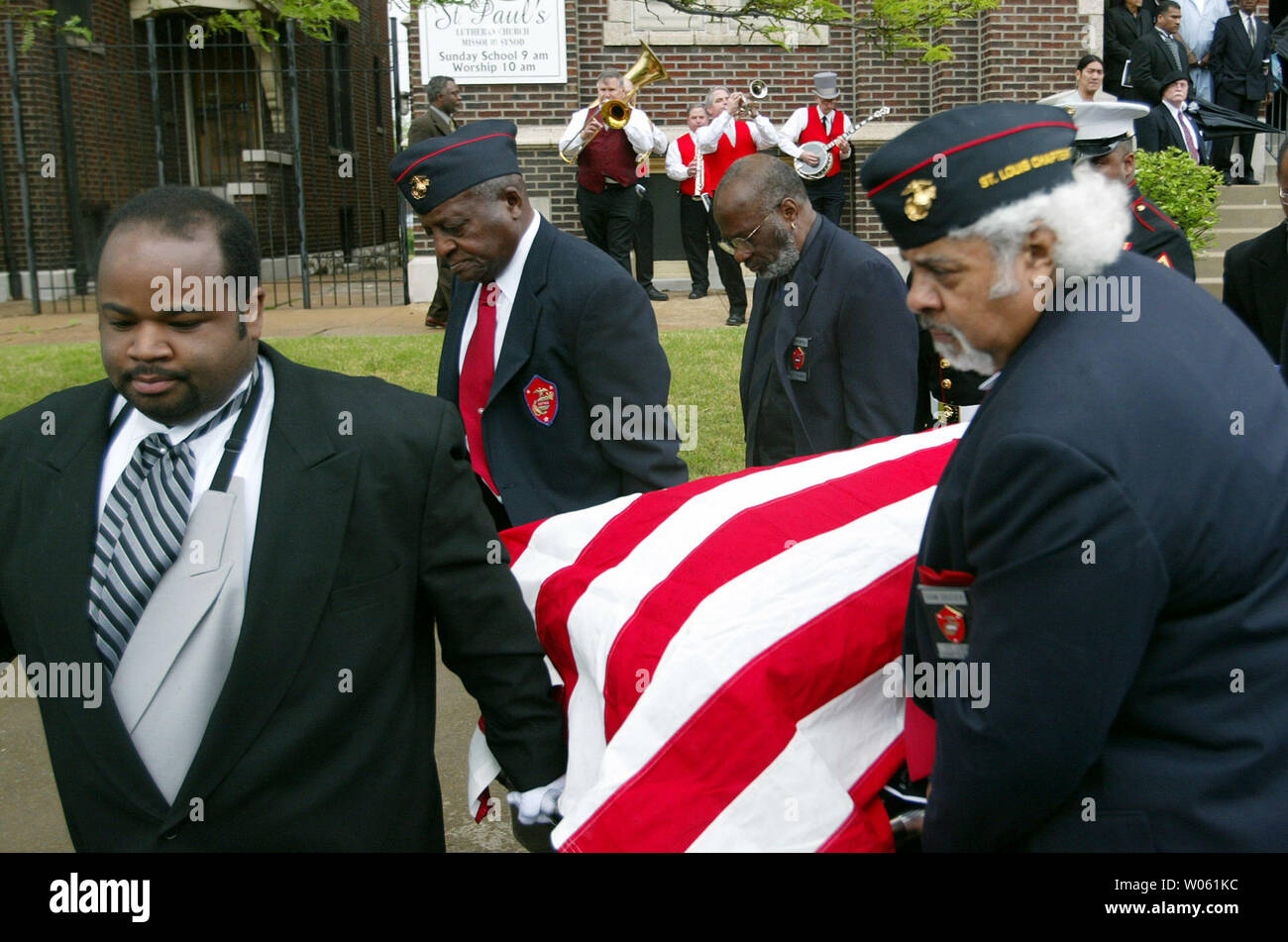 Wie pallbearers der Sarg mit dem Körper der Pianist Johnnie Johnson aus der St. Paul Lutheran Church, ein Ragtime Band spielt nach einer Trauerfeier in St. Louis am 22. April 2005 entfernen. Hunderte von Freunden, die in der Musikbranche bezahlt ihren Respekt zu der ursprünglichen Boogie-Woogie-Piano Player, der viele inspiriert. Johnson spielte mit Rock'n'roller Chuck Berry für fast 30 Jahre. (UPI Foto/Rechnung Greenblatt) Stockfoto