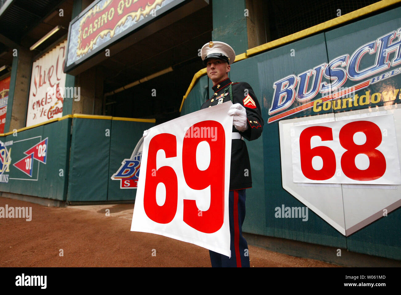 Marine Corporal Eric Shelvy von St. Louis zeigt die Nummer 69, wie er die Rightfield Wand während der sechsten Inning eines Spiels zwischen den St. Louis Cardinals und die Milwaukee Brewers am Busch Stadium in St. Louis am 28. April 2005 zog. Shelvey, ein Mitglied der Gesellschaft, 3.BATAILLON, 5. Marine Regiment, wurde auf der Abdeckung der November 2004 Ausgabe der TME-Magazine. Nach diesem Spiel nur 68 Spiele bleiben in diesem Busch Stadium, welches für ein neues Stadion nebenan abgerissen wird. (UPI Foto/Rechnung Greenblatt) Stockfoto