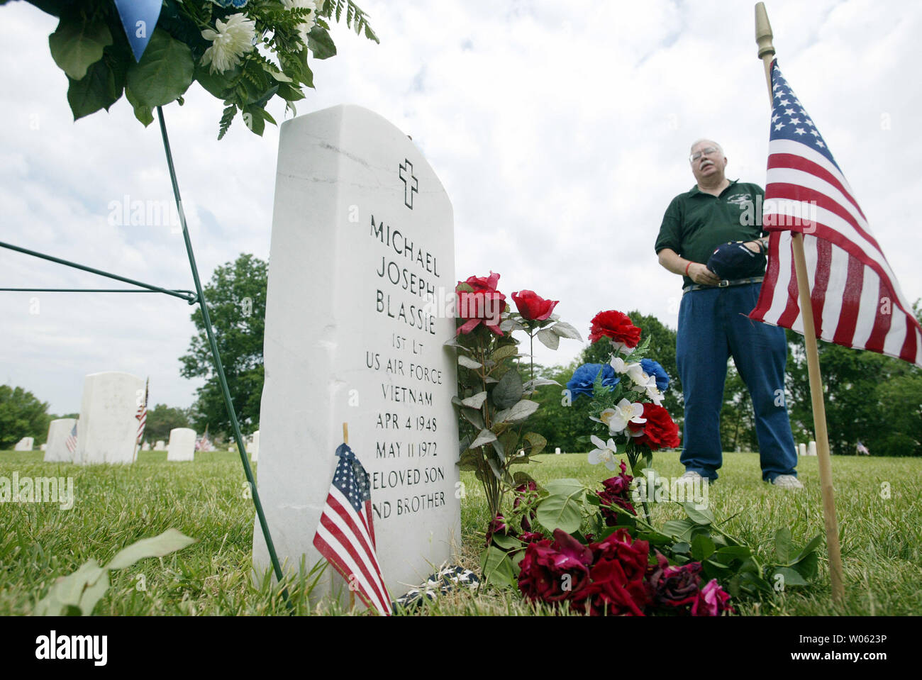 Michael Weidhass steht seinen Respekt am Grab von Michael Blassie, ein Air Force Pilot, der in Vietnam 1972 erschossen wurde, während ein Memorial Day Service bei Jefferson Barracks National Cemetery in St. Louis am 30. Mai 2005. Weidhass graduierte von der Saint Louis University High School mit Blassie im Jahre 1966 und war bis vor kurzem nicht bewusst, dass Mitschüler Blassie auf diesem Friedhof begraben wurde. Blassie Überreste wurden aus dem Grab des Unbekannten Soilder exhumiert und an Jefferson Kaserne in 1998 übertragen nach positiver DNA-Tests. (UPI Foto/Rechnung Greenblatt) Stockfoto