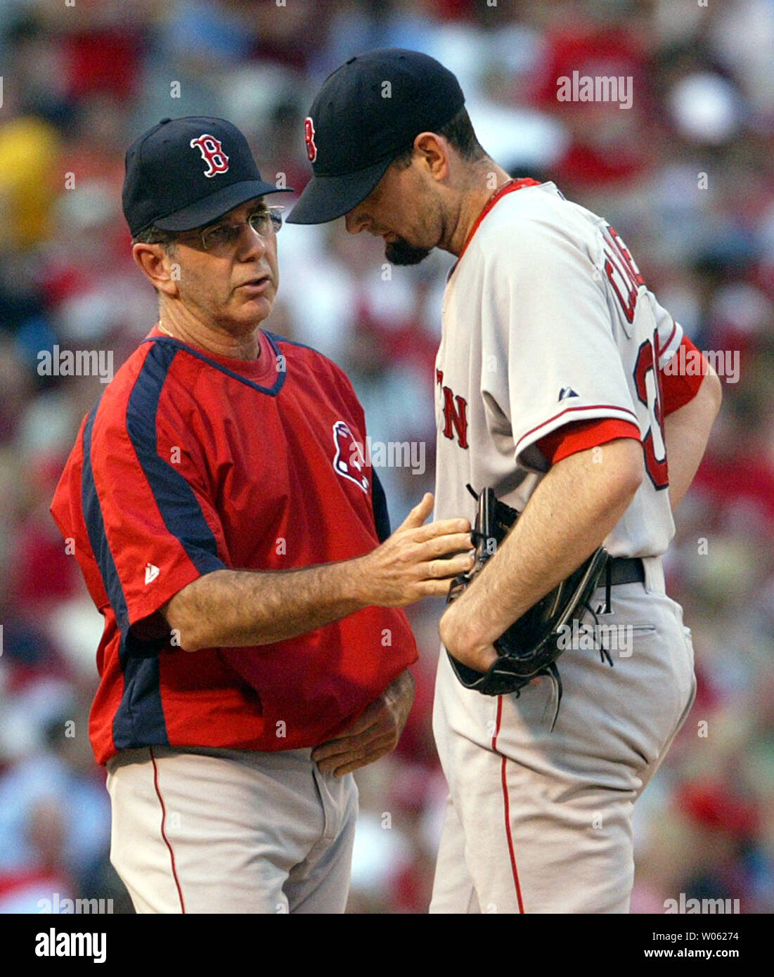 Boston Red Sox pitching Coach Dave Wallace (L) versucht zu beruhigen Pitcher Matt Clement nach Clement gab vier Durchläufe zu den St. Louis Cardinals im zweiten Inning am Busch Stadium in St. Louis am 7. Juni 2005. (UPI Foto/Rechnung Greenblatt) Stockfoto