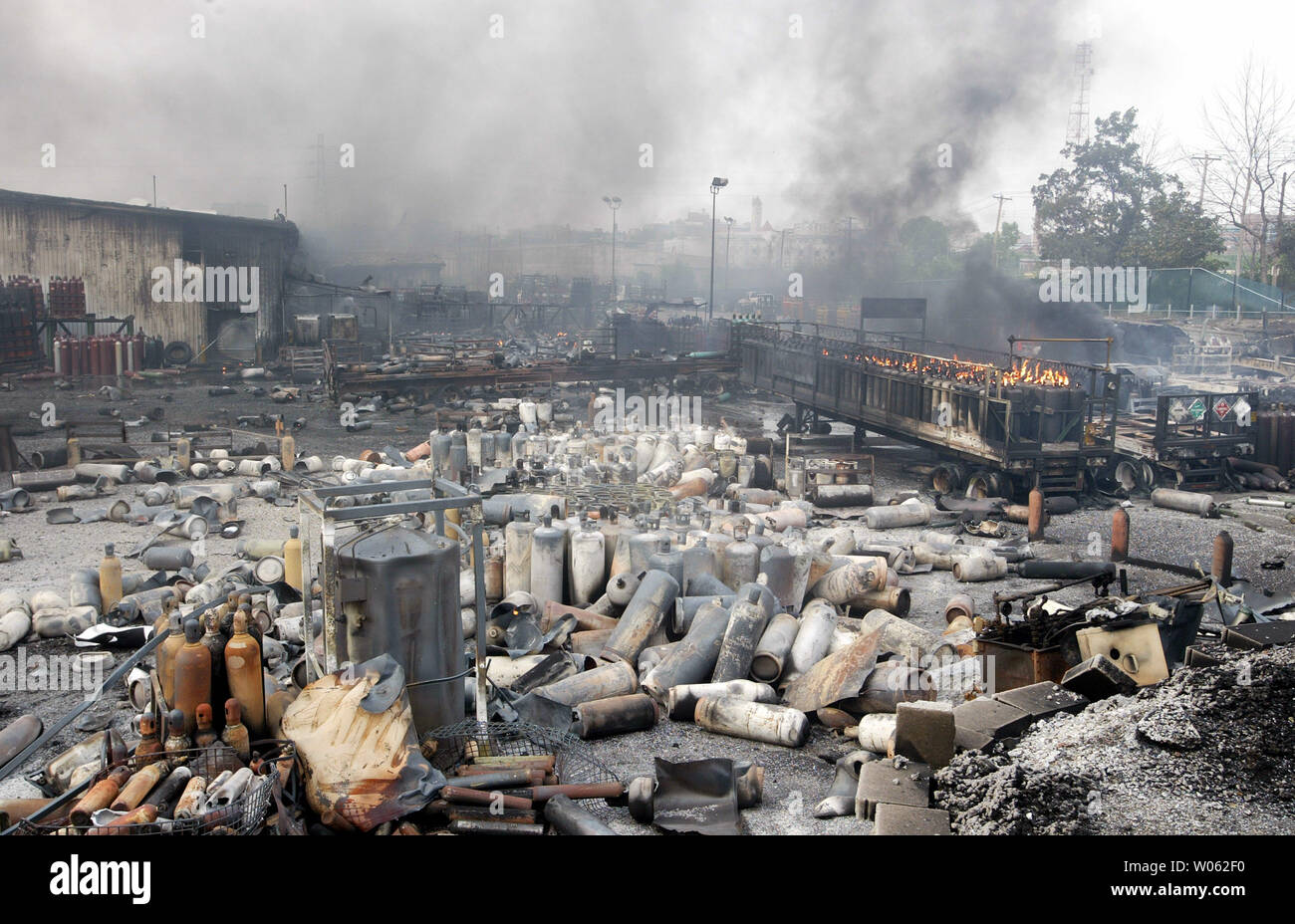 Hunderte von Tanks Weiterbrennen nach einem Brand und Explosion in der Praxair Firma in St. Louis am 24. Juni 2005. Schmutz war für Bausteine geworfen wurde, wie Panzer explodiert. (UPI Foto/Rechnung Greenblatt Stockfoto