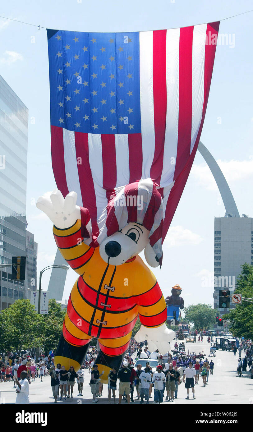 Sparky das Feuer Hund bekommt bis in die amerikanische Flagge während der VP-Parade in St. Louis tangled am 2. Juli 2005. Die VP-Parade beginnt die Messe St. Louis, ein dreitägiges Fest mit Musik, Essen und Feuerwerk entlang der St. Louis Riverfront. (UPI Foto/Rechnung Greenblatt) Stockfoto