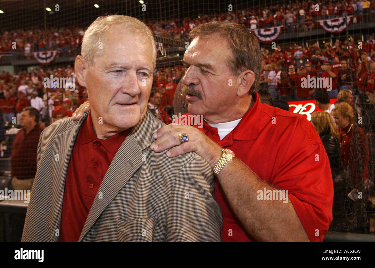 Ehemalige St. Louis Fußball Kardinäle und Mitglieder der Pro Football Hall of Fame, Jackie Smith (L) und Dan Dierdorf, sprechen vor dem Spiel eins der National League Championship Series zwischen den Houston Astros und die St. Louis Cardinals am Busch Stadium in St. Louis am 12. Oktober 2005. Mitglieder der alten Kardinäle Fußball Mannschaft waren vor Beginn des Spiel erkannt. (UPI Foto/Rechnung Greenblatt) Stockfoto