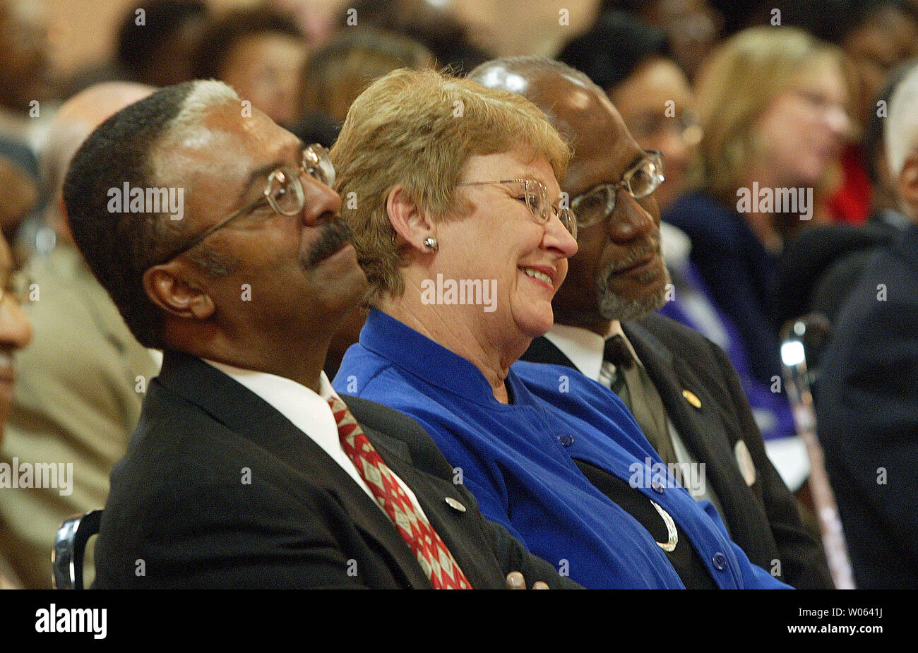 Die politischen und religiösen Führer in der Gemeinschaft hören zu einer Feier des Lebens von Rosa Parks, in St. Louis am 1. Dezember 2005. Programme, der das Leben von Rosa Parks wurden im ganzen Land zum 50. Jahrestag der Tag der Parks für nicht auf ihren Sitzplatz im Bus für einen weissen Mann in Mongomery, AL 1955 festgehalten wurde. (UPI Foto/Rechnung Greenblatt) Stockfoto