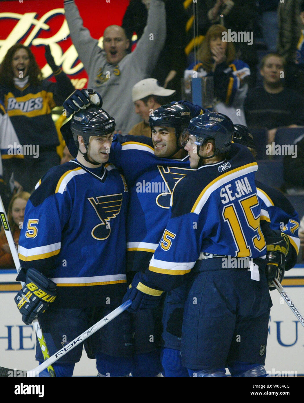 St. Louis Blues Jamal Mayers (C) feiert seinen ersten Zeitraum Ziel gegen die Anaheim Mighty Ducks mit Barret Jackman (L) und Peter Sejna am Savvis Center in St. Louis am 31. Dezember 2005. (UPI Foto/Rechnung Greenblatt) Stockfoto