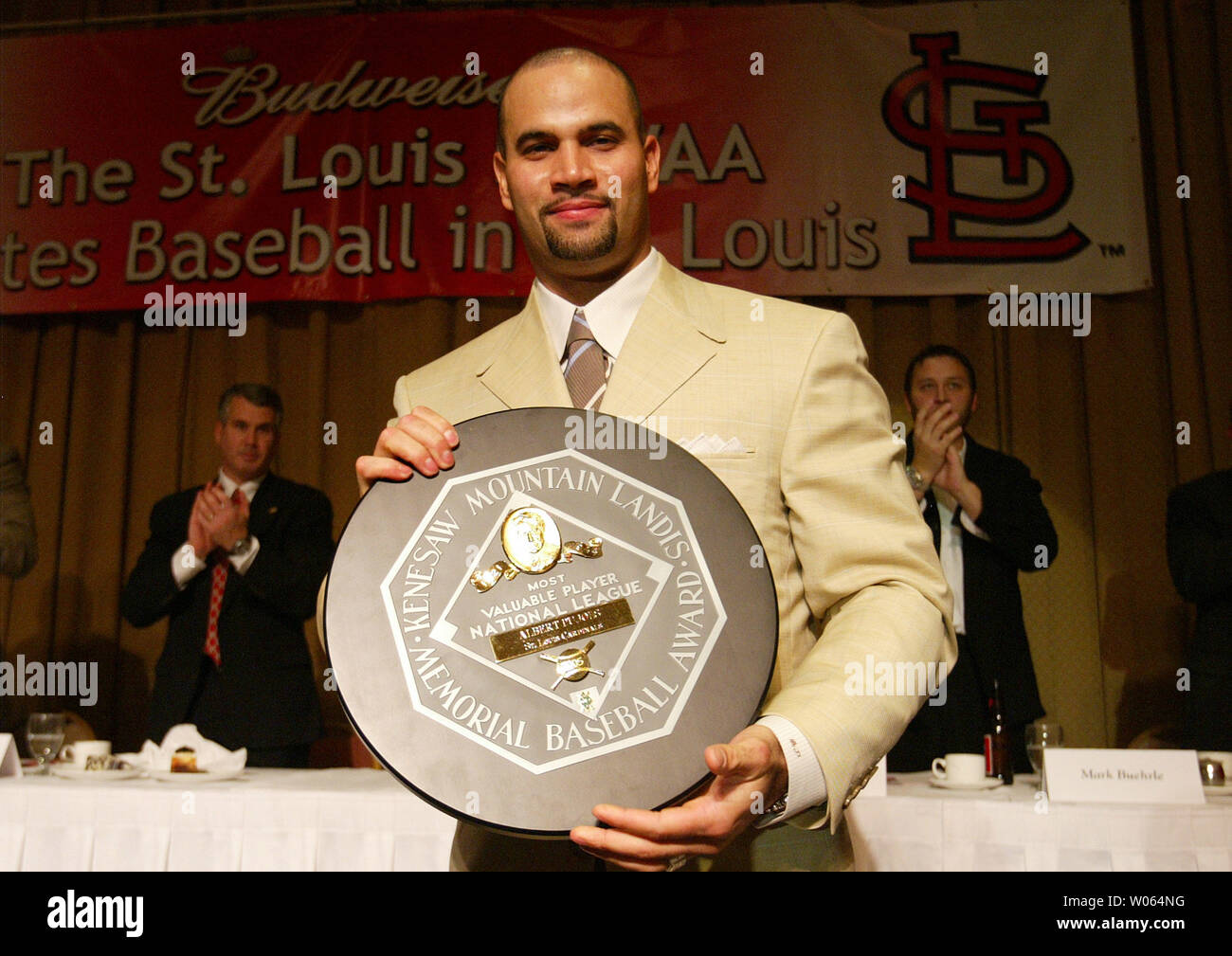 St. Louis Cardinals Albert Pujols zeigt stolz seine neue Auszeichnung während der Baseball Schriftsteller Verband der 48. jährlichen Amerika St. Louis Kapitel Preise Abendessen im Millennium Hotel St. Louis am 16. Januar 2006. Pujols war der Nationalen Liga Most Valuable Player Award für 2005 ausgezeichnet. (UPI Foto/Rechnung Greenblatt) Stockfoto