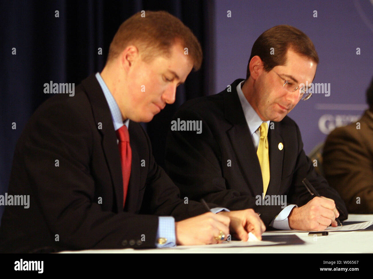 Missouri Gouverneur Matt Blunt (L) und das US-Ministerium für Gesundheit und Soziales Stellvertretender Sekretär Alez Azar, unterzeichnen ein Abkommen der Partnerschaft zu Missourians besser zu schützen, soll der Staat mit der Pandemie betroffen sein, während ein Missouri Pandemieplanung Gipfel, an Saint Louis Univiersity in St. Louis am 23.Februar 2006. Beamte der Bundesregierung sind Touren durch die Vereinigten Staaten als die Regierung auf eine mögliche Grippepandemie vorbereitet. (UPI Foto/Rechnung Greenblatt) Stockfoto