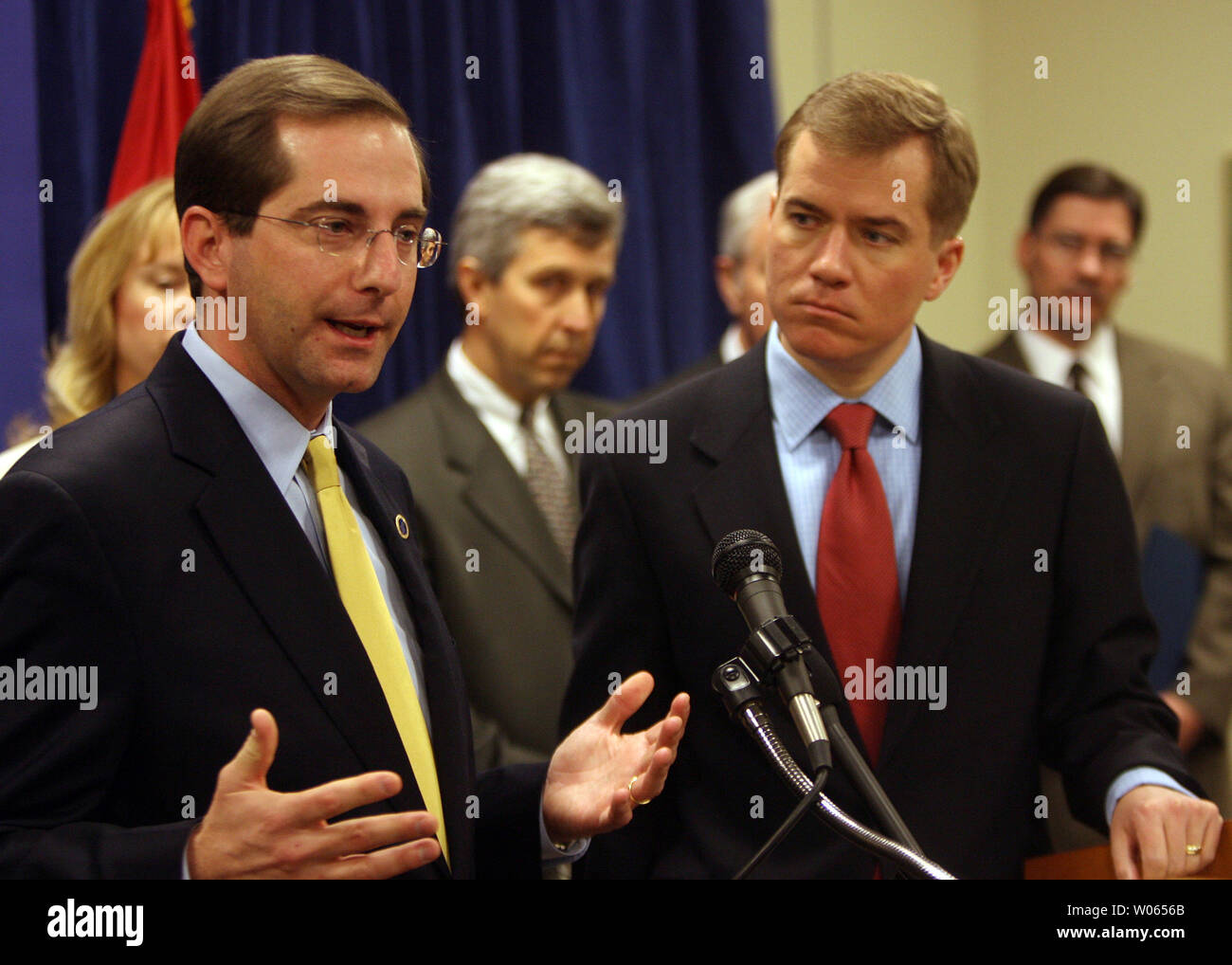Von den Gesundheit Beamten umgeben, Missouri Gouverneur Matt Blunt (R) hört, wie US-Ministerium für Gesundheit und Soziales Stellvertretender Sekretär Alez Azar Adressen eine Frage während einer Pressekonferenz an einem Missouri Pandemieplanung Gipfel, an Saint Louis Univiersity in St. Louis am 23.Februar 2006. Beamte der Bundesregierung sind Touren durch die Vereinigten Staaten als die Regierung auf eine mögliche Grippepandemie vorbereitet. (UPI Foto/Rechnung Greenblatt) Stockfoto