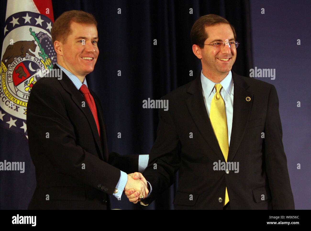 Missouri Gouverneur Matt Blunt (L) und das US-Ministerium für Gesundheit und Soziales Stellvertretender Sekretär Alez Azar, schütteln Nach der Unterzeichnung einer Vereinbarung über eine Partnerschaft Missourians besser zu schützen, soll der Staat mit der Pandemie betroffen sein, während ein Missouri Pandemieplanung Gipfel, an Saint Louis Univiersity in St. Louis am 23.Februar 2006. Beamte der Bundesregierung sind Touren durch die Vereinigten Staaten als die Regierung auf eine mögliche Grippepandemie vorbereitet. (UPI Foto/Rechnung Greenblatt) Stockfoto
