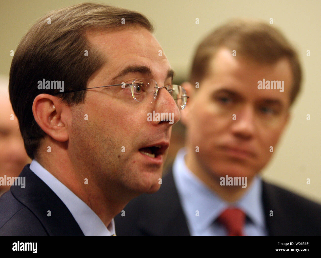 Missouri Gouverneur Matt Blunt (R) hört, wie US-Ministerium für Gesundheit und Soziales Stellvertretender Sekretär Alez Azar Antworten eine Frage während einer Missouri Pandemieplanung Gipfel, an Saint Louis Univiersity in St. Louis am 23.Februar 2006. Beamte der Bundesregierung sind Touren durch die Vereinigten Staaten als die Regierung auf eine mögliche Grippepandemie vorbereitet. (UPI Foto/Rechnung Greenblatt) Stockfoto