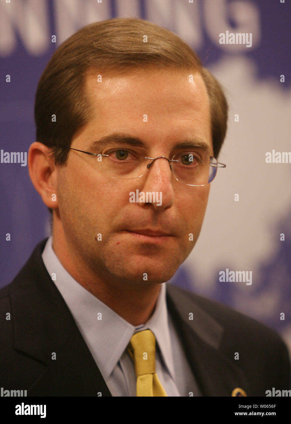 Us-Ministerium für Gesundheit und Soziales Stellvertretender Sekretär Alez Azar hört eine Frage während einer Pressekonferenz an einem Missouri Pandemieplanung Gipfel bei Saint Louis Univiersity in St. Louis am 23.Februar 2006. Beamte der Bundesregierung sind Touren durch die Vereinigten Staaten als die Regierung auf eine mögliche Grippepandemie vorbereitet. (UPI Foto/Rechnung Greenblatt) Stockfoto