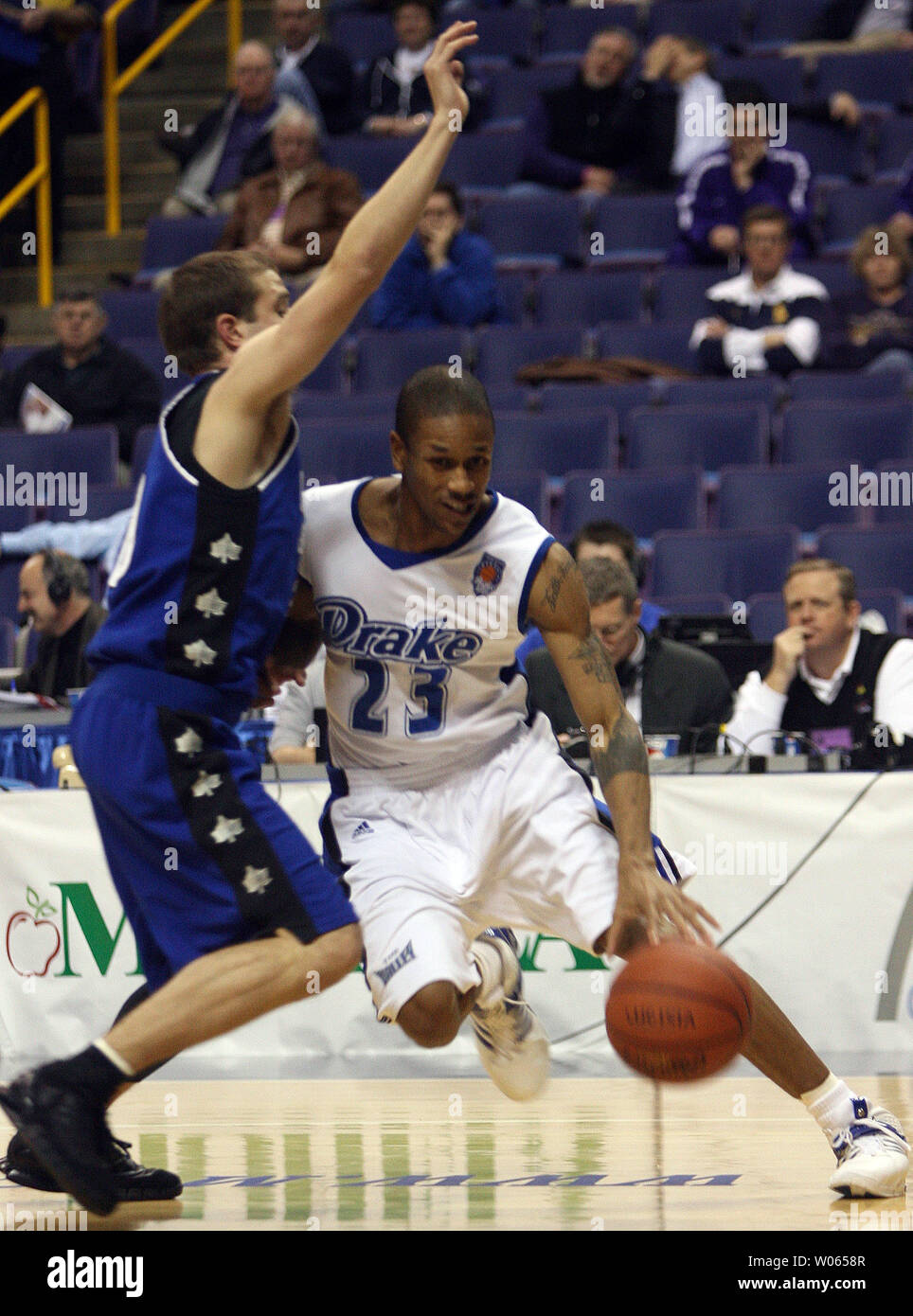 Drake Bulldogs Sean Tracy (23) bewegt an Indiana State Platanen Tyson Schnitker während der ersten Hälfte des Missouri Valley Turnier am Savvis Center in St. Louis am 2. März 2006. (UPI Foto/Rechnung Greenblatt) Stockfoto