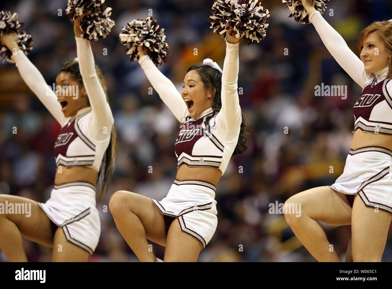 Southern Illinois' der 18-jährige Cheerleader, Kristi Yamaoka (C) cheers während der Missouri Valley Conference Turnier am Savvis Center in St. Louis am 4. März 2006. Yamaoka war Ernst am 5. März Wenn Sie fiel etwa 15 Meter vor dem Gerichtshof während einer Pyramide Routine verletzt. Yamaoka, die Saint Louis University Hospital für eine Gehirnerschütterung und einen gebrochenen Hals genommen war und bleibt im Krankenhaus. Nach dem Unfall, der Missouri Valley Conference gefragt, dass Geist Gruppen unterlassen, gefährliche pryamid Routinen während dieses Wochenenden Frauen der Missouri Valley Conference Torunament. (Bis Stockfoto