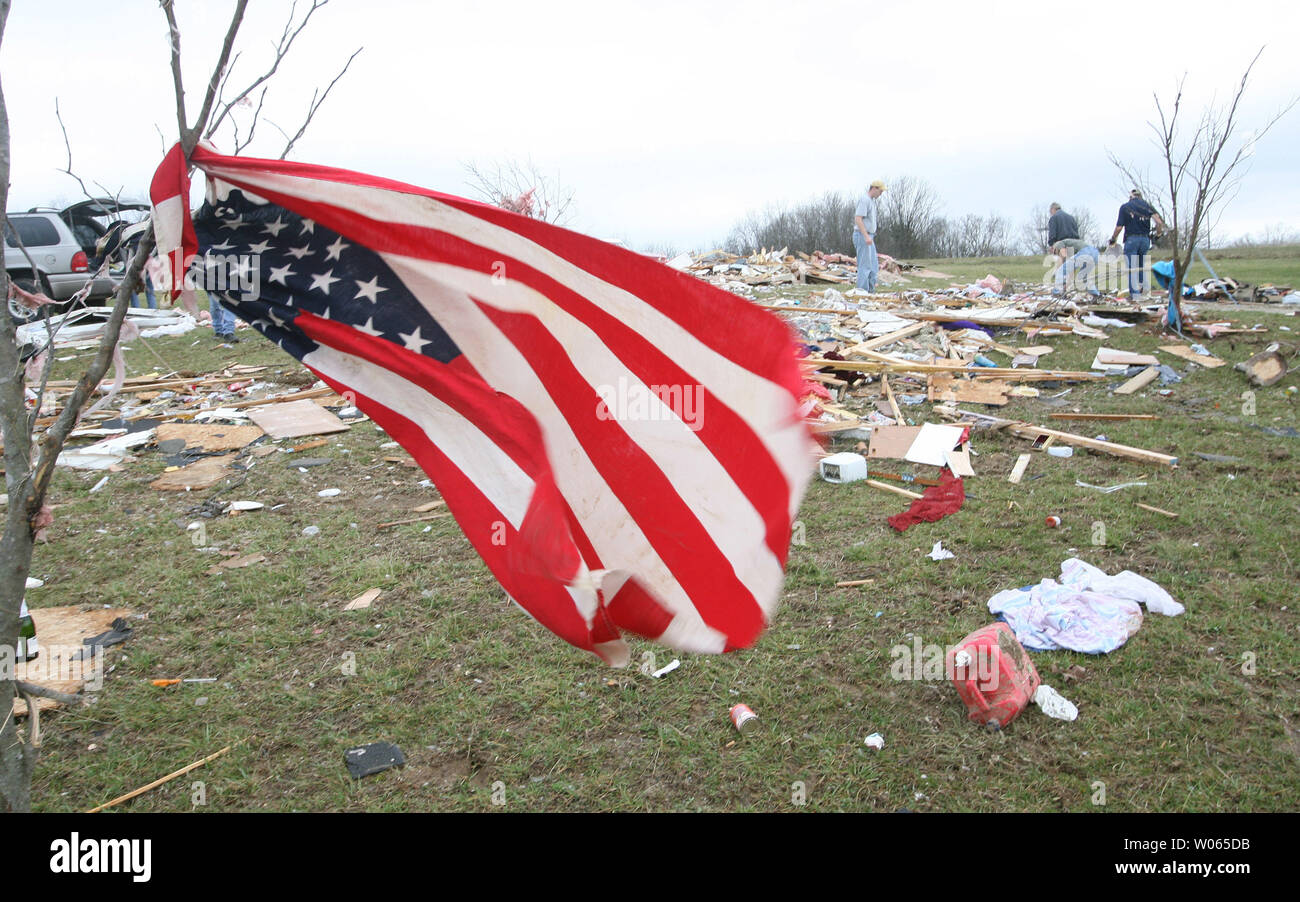 Eine Amerikanische Flagge Gebunden Die Von Einem Baum Fliegt Im Wind Am 12 Marz In Der Nahe Ein Haus Das Durch Einen Tornado Zerstort Wurde Wahrend Die Freiwilligen Durch Ruckstande In Perry