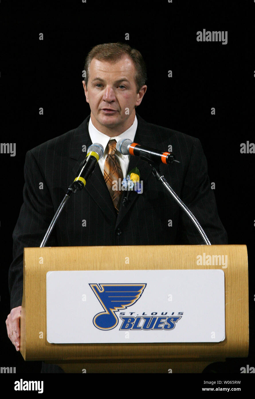 Ehemalige St. Louis Blues defenseman Al MacInnis Adressen die Fans während eines Vor - Spiel Zeremonie am Savvis Center in St. Louis am 9. April 2006. Die St. Louis Blues haben die MacInnis' Nummer 2 zog sich nach MacInnis im September im Ruhestand, Spielen zehn Jahreszeiten mit St. Louis. (UPI Foto/Rechnung Greenblatt) Stockfoto