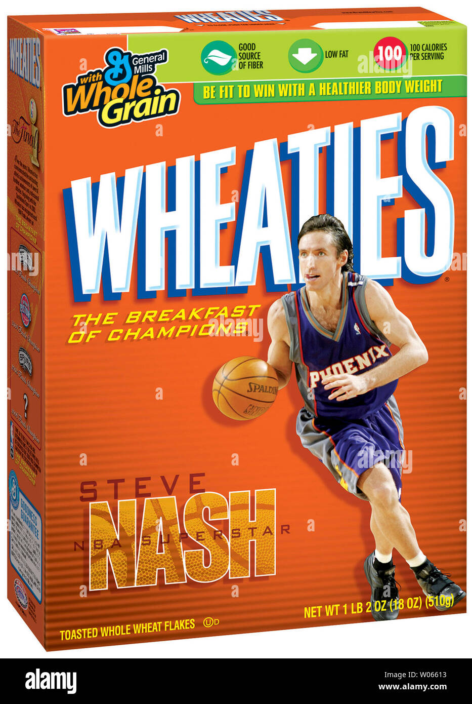 Amtierenden Most Valuable Player der NBA, Steve Nash von den Phoenix Suns hat mit seinem eigenen Wheaties Box erkannt worden, vorgestellt im US Airways Center in Phoenix am 18. April 2006. Nash ist der erste Suns Player auf einem Wheaties erscheint. Nash derzeit avaerages 19 Punkte pro Spiel und führt die Liga mit über 10 ein Spiel unterstützt. (UPI Foto/General Mills) Stockfoto