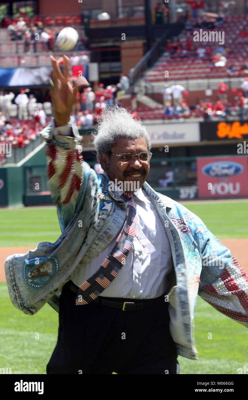 Kampf promoter Don King wirft Der erste Pitch vor der New York Mets-St. Louis Cardinals Spiel am Busch Stadium in St. Louis am 18. Mai 2006. King ist in St. Louis zu fördern Ein Juli 18, 2006 Kampf mit welterweight Fighter Cory Spinks. (UPI Foto/Rechnung Greenblatt) Stockfoto