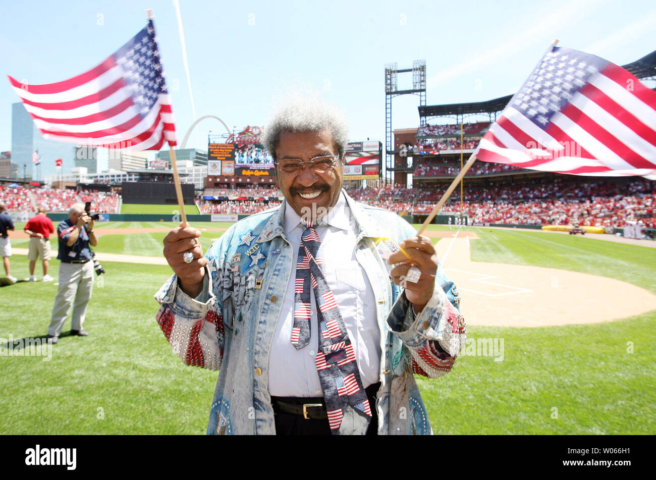 Kampf promoter Don King Wellen amerikanische Flaggen auf dem Feld vor der New York Mets-St. Louis Cardinals Spiel am Busch Stadium in St. Louis am 18. Mai 2006. King ist in St. Louis zu fördern Ein Juli 18, 2006 Kampf mit welterweight Fighter Cory Spinks. (UPI Foto/Rechnung Greenblatt) Stockfoto