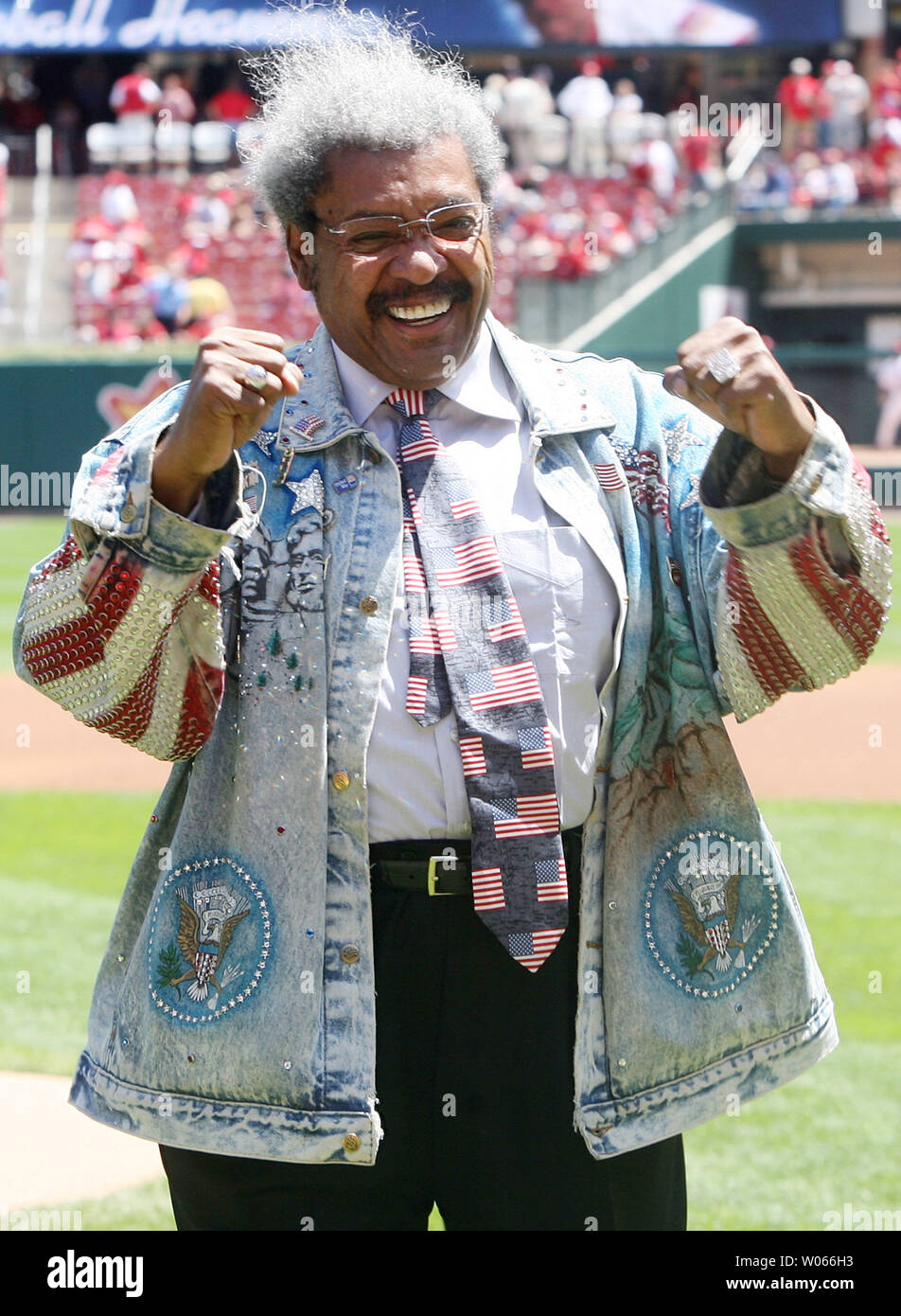 Kampf promoter Don King feiert eine erfolgreiche erste Pitch vor der New York Mets-St. Louis Cardinals Spiel am Busch Stadium in St. Louis am 18. Mai 2006. King ist in St. Louis zu fördern Ein Juli 18, 2006 Kampf mit welterweight Fighter Cory Spinks. (UPI Foto/Rechnung Greenblatt) Stockfoto