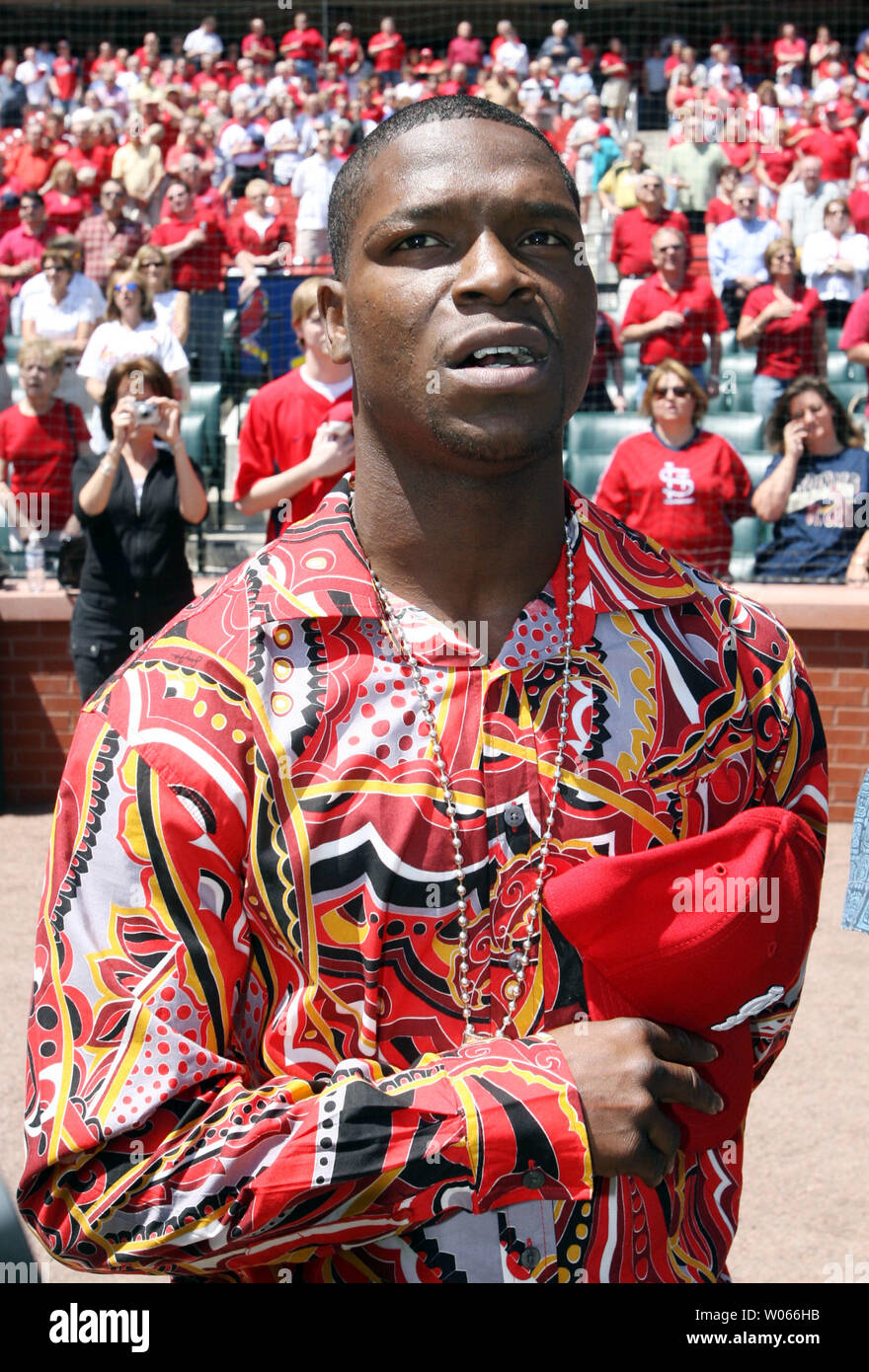 Welterweight fighter Cory Spinks singt die Nationalhymne auf dem Feld vor der New York Mets-St. Louis Cardinals Spiel am Busch Stadium in St. Louis am 18. Mai 2006. Spinks ist in St. Louis ein Juli 18, 2006 Bekämpfung zu fördern. (UPI Foto/Rechnung Greenblatt) Stockfoto