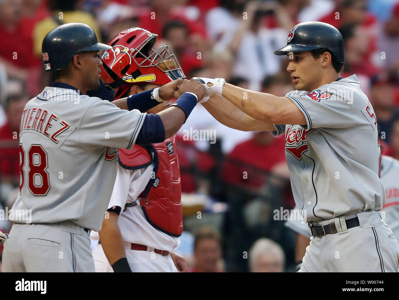 Cleveland Indians Grady Sizemore (R) wird an der Homeplate durch Mannschaftskameraden Franklin Gutierrez begrüßt nach Sizemore einen zwei-run homerun gegen die St. Louis Cardinals im dritten Inning am Busch Stadium in St. Louis am 26. Juni 2006 getroffen. (UPI Foto/Rechnung Greenblatt) Stockfoto