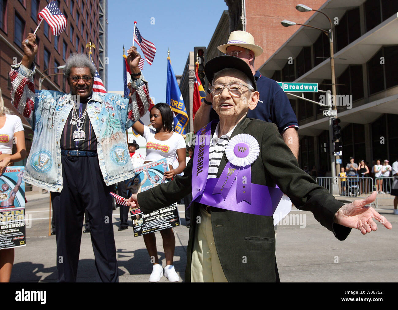 Promoter Don King Boxing (L) Wellen amerikanische Flaggen während Mickey Carroll, der ein munchkin im 1939 Klassiker "Der Zauberer von Oz gespielt", singt ein Lied vor Beginn der V.P. Parade in St. Louis am 1. Juli 2007. Carroll ist der Grand Marshall der Parade und ein St. Louis native. (UPI Foto/Rechnung Greenblatt) Stockfoto