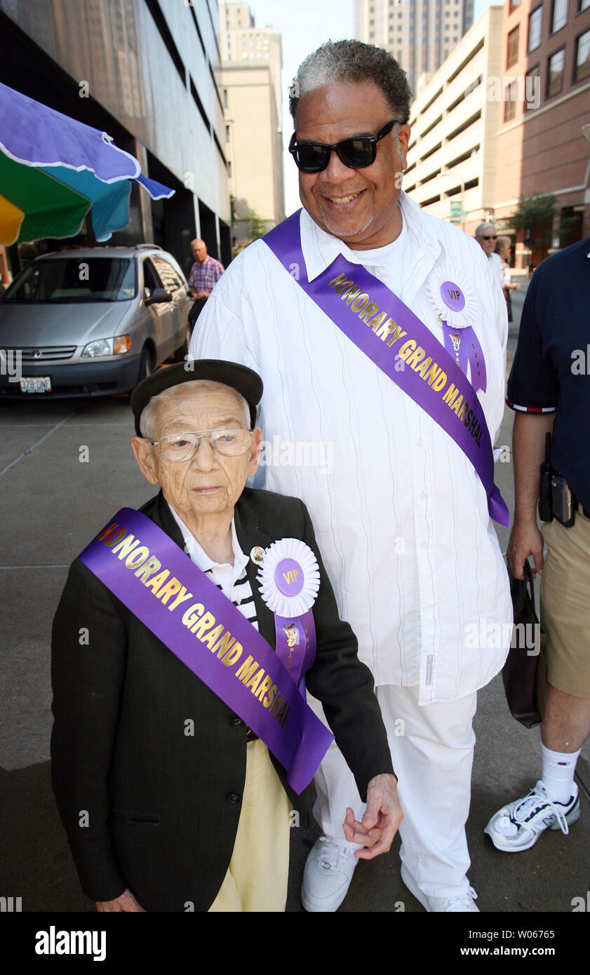 Parade Grand Marshals Mickey Carroll (L), der spielte ein munchkin im 1939 Klassiker "Der Zauberer von Oz", und Broadway Schauspieler Ken Seite stehen zusammen vor Beginn der V.P. Parade in St. Louis am 1. Juli 2007. (UPI Foto/Rechnung Greenblatt) Stockfoto