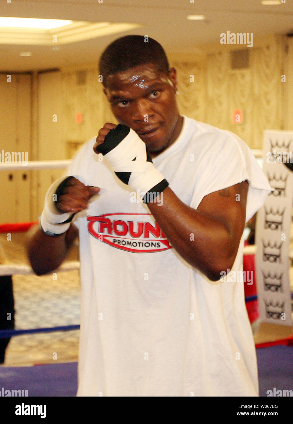 Boxer Cory Spinks arbeitet im Sheraton Hotel in St. Louis am 5. Juli 2006. Spinks kämpfen wird Roman Karmazin aus Kuztniesk, Russland, das seinen IBF junior Mittelgewicht Titel verteidigen am 8. Juli. (UPI Foto/Rechnung Greenblatt) Stockfoto