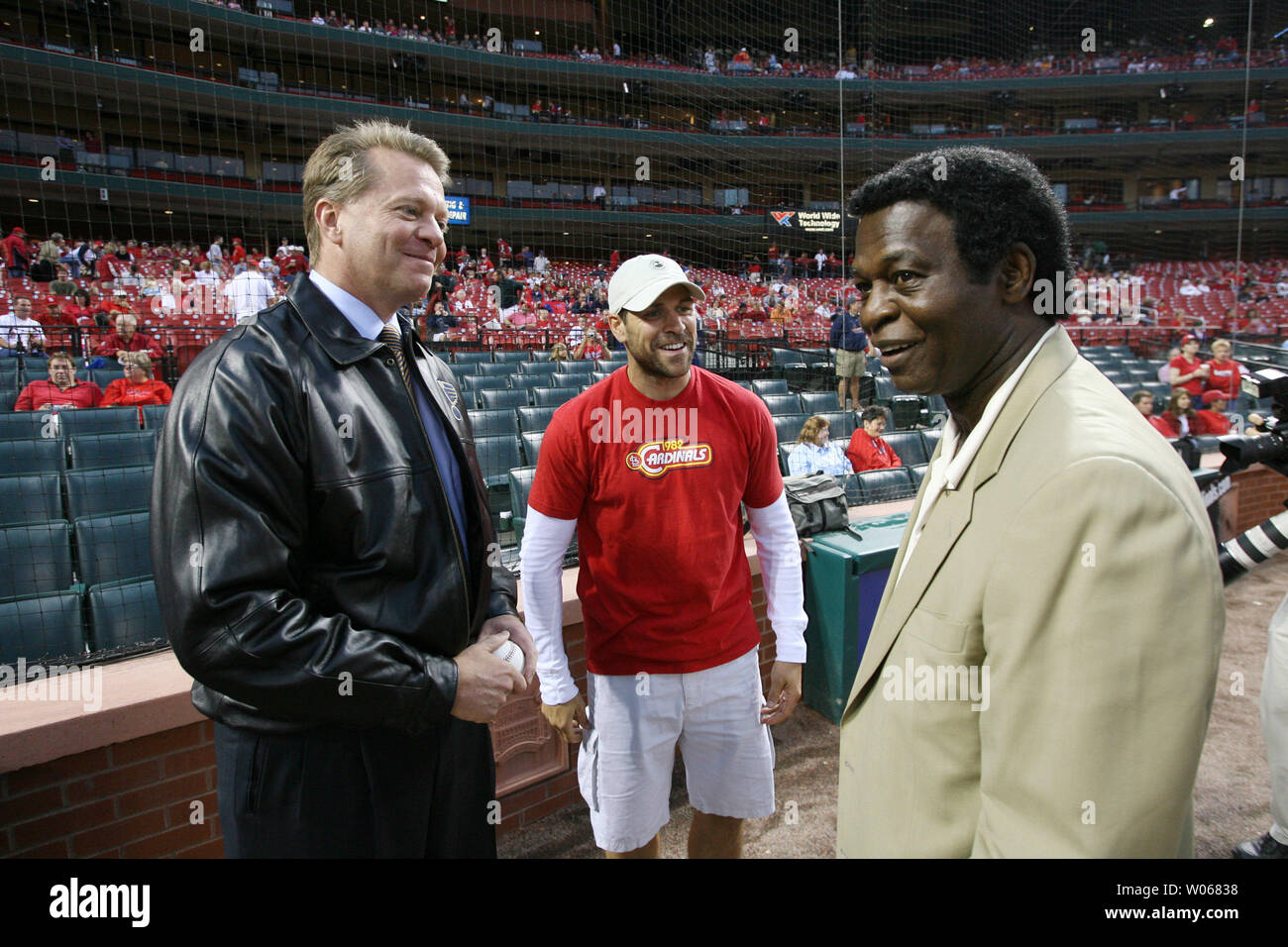 Ehemalige St. Louis Kardinal und National Baseball Hall of Famer Lou Brock (R) stoppt Hallo nach St. Louis Blues neue Besitzer Dave Checketts (L) und Blues zu sagen Zentrum Doug Gewicht vor der St. Louis Cardinals - flordia Marlins Spiel am Busch Stadium in St. Louis am 29. August 2006. (UPI Foto/Rechnung Greenblatt) Stockfoto