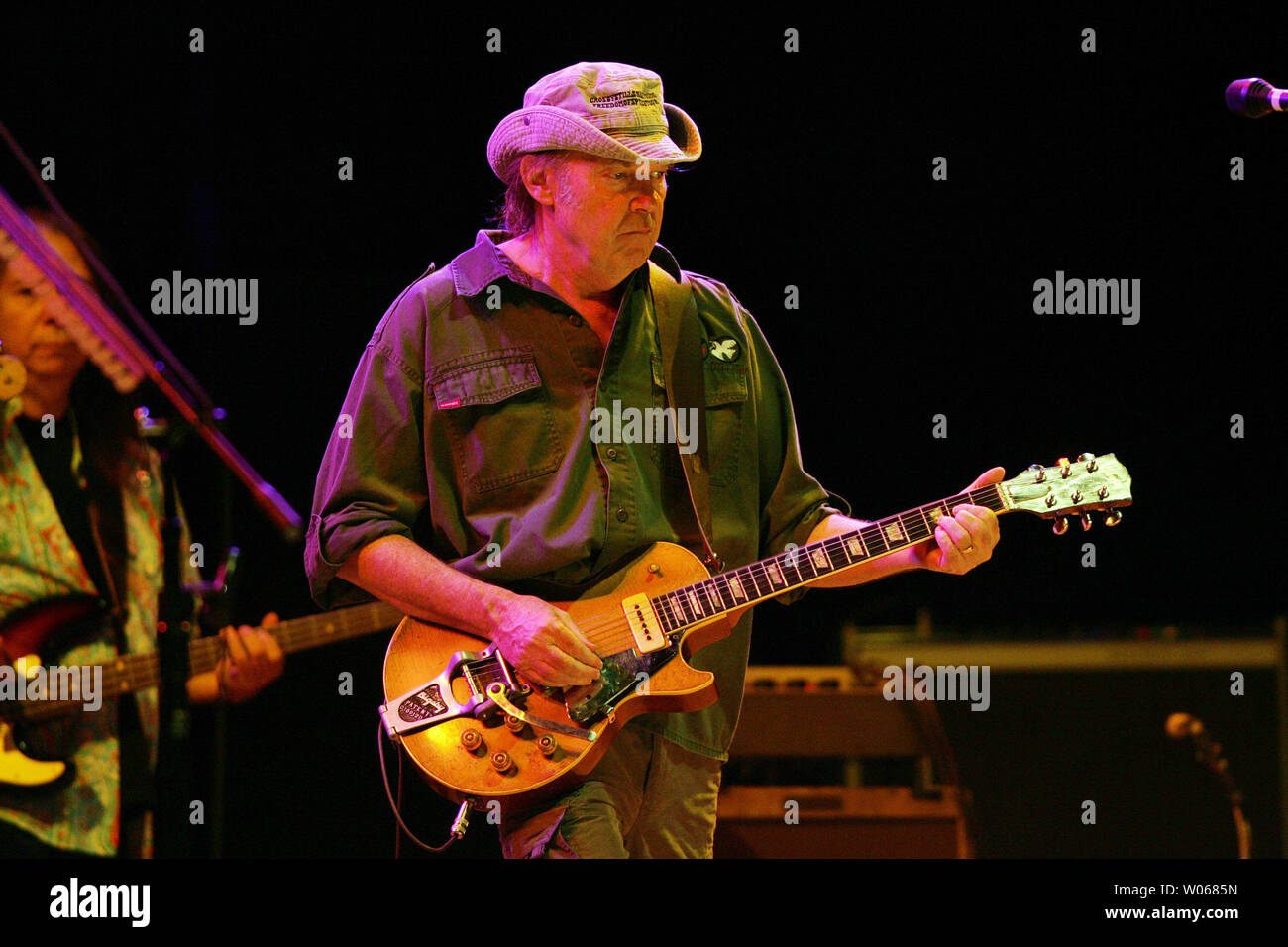 Neil Young rock Gruppe 1970 CROSBY, STILLS, NASH und Young, führt mit der Band bei ihrem Konzert in der UMB-Bank Pavillon in Earth City, Mo am 7. September 2006. (UPI Foto/Rechnung Greenblatt) Stockfoto