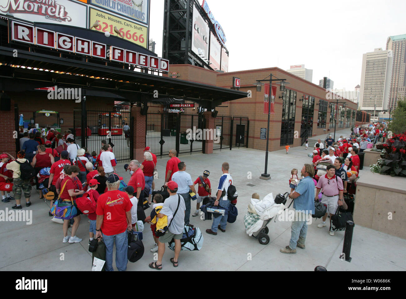 St. Louis Cardinals fans Line-up in Busch Stadium für die jährliche Kardinäle Treffens in St. Louis am 9. September 2006. Die Kardinäle Treffens ist in seinem vierten Jahr, sodass Fans für die Chance, in einem Zelt auf dem Busch Stadium Feld zu schlafen zu bezahlen. (UPI Foto/Rechnung Greenblatt) Stockfoto