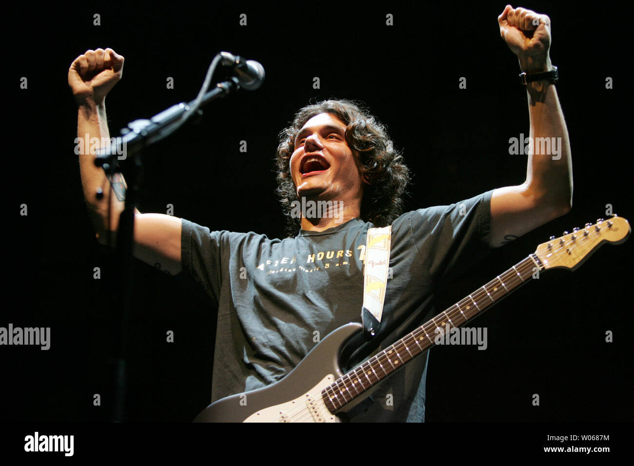 Sänger John Mayer revs bis die Massen an der UMB-Bank Pavillon bei seinem Konzert in Maryland Heights, Mo am 10. September 2006. (UPI Foto/Rechnung Greenblatt) Stockfoto