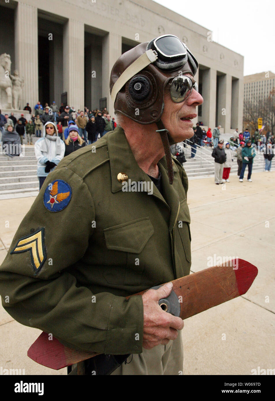 John Rosenberg, der für die Luftwaffe während des Koreakrieges flog, trägt Teile seiner Uniform am Soilders Memorial während der jährlichen St. Louis die Regionalen Veteran Tag Einhaltung und Parade in St. Louis, Missouri, am 11. November 2006. (UPI Foto/Rechnung Greenblatt) Stockfoto