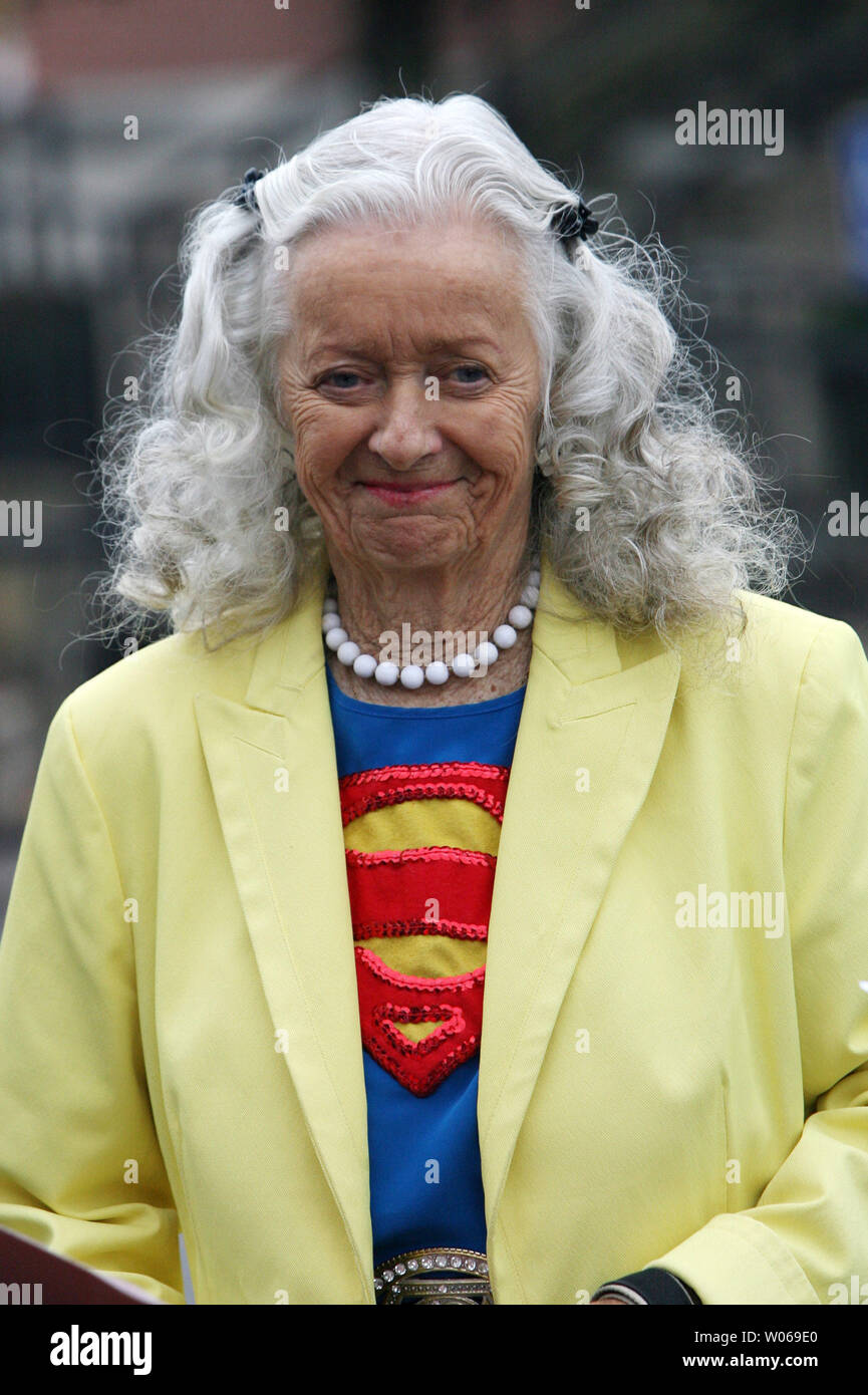 Noel Neill, die Lois Lane in der TV-Serie uperman gespielt", die in den 1950er lächelt für Fans, als sie auf die Statue Superman in Metropolis, Illinois am 28. November 2006 eingeht. Die Veranstaltung feierte die Just-'Superman Gibt 'DVD veröffentlicht. (UPI Foto/Rechnung Greenblatt) Stockfoto