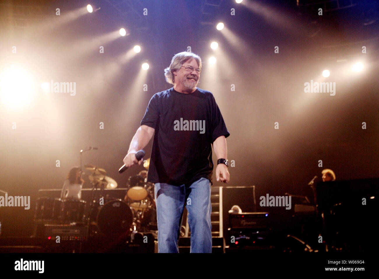 Bob Seger Lächeln in die Menge, wie er mit dem Silver Bullet Band im Gesicht das Versprechen Tour am Scottrade Center in St. Louis am 4. Dezember 2006 singt. (UPI Foto/Rechnung Greenblatt) Stockfoto