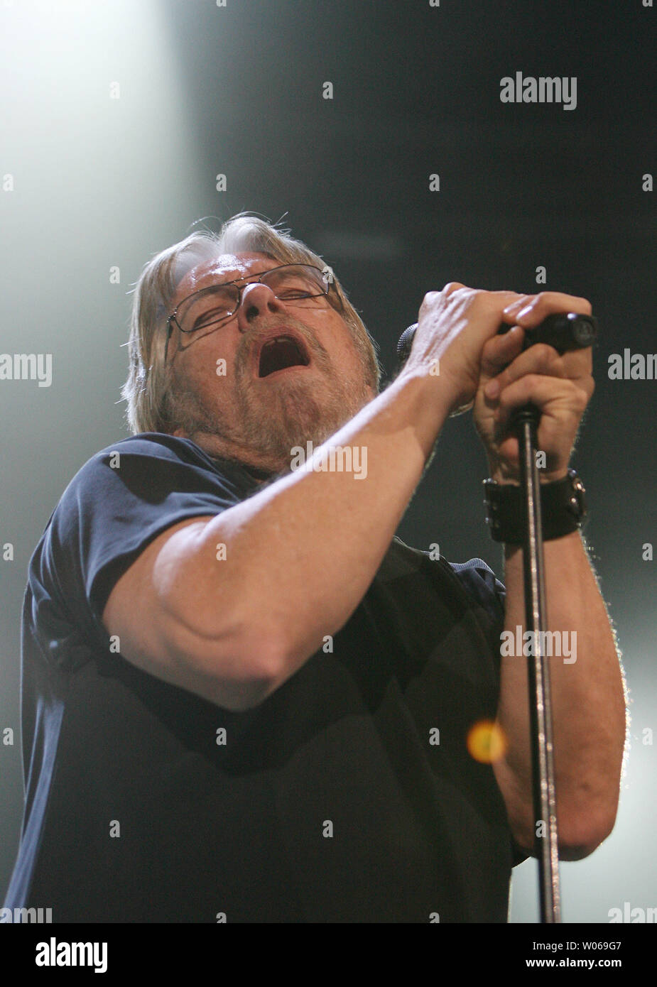 Bob Seger singt mit dem Silver Bullet Band im Gesicht das Versprechen Tour am Scottrade Center in St. Louis am 4. Dezember 2006. (UPI Foto/Rechnung Greenblatt) Stockfoto